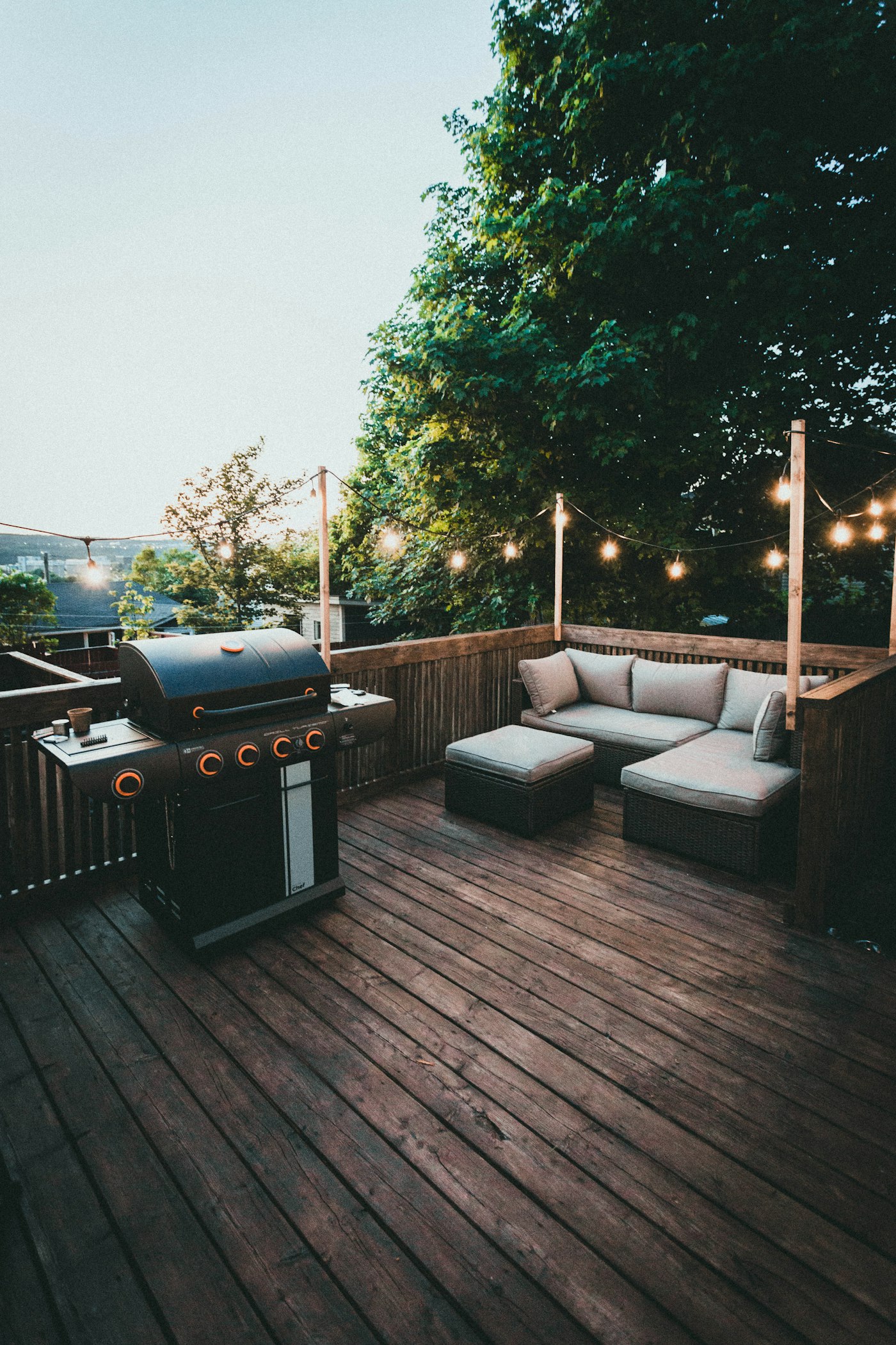 Terrasse extérieure en bois aménagée